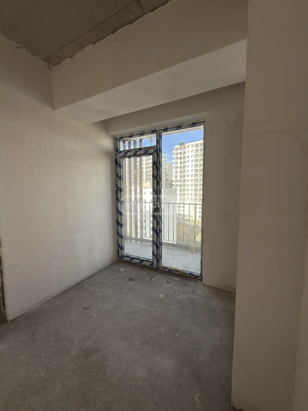 იყიდება 3 ოთახიანი ბინა ნუცუბიძის ფერდობზე